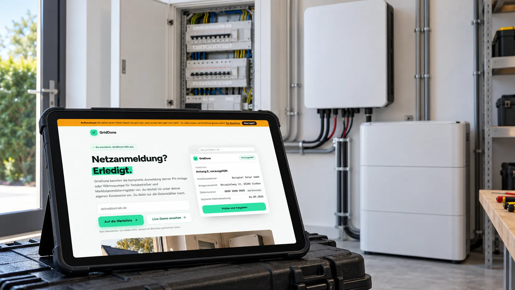 Tablet mit GridDone vor einem neuen Zählerschrank mit Wechselrichter und Batteriespeicher