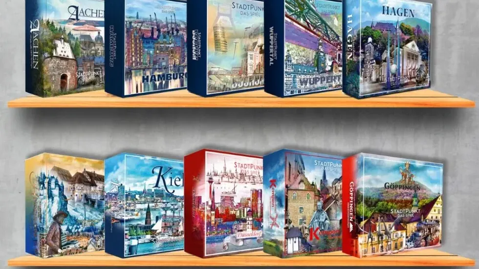 Regal mit Stadtpunkt-Spielschachteln für viele Städte, darunter Aachen, Hamburg, Wuppertal, Kiel und Hagen