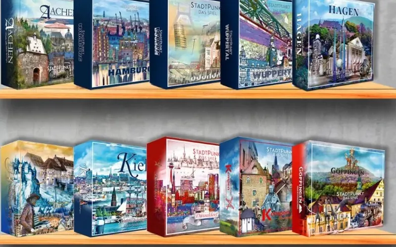 Regal mit Stadtpunkt-Spielschachteln für viele Städte, darunter Aachen, Hamburg, Wuppertal, Kiel und Hagen