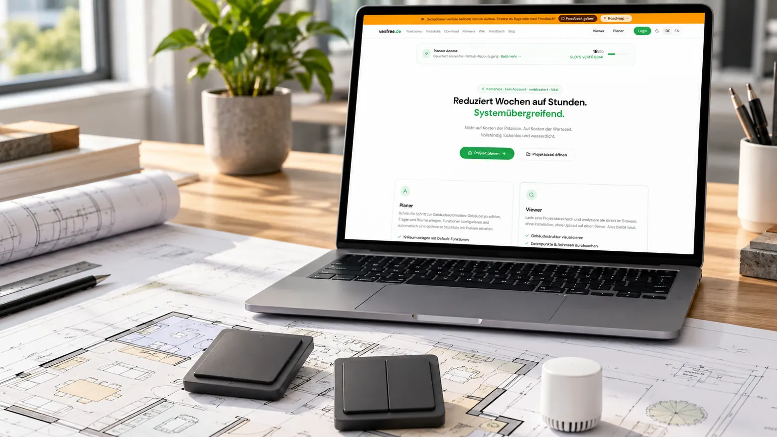 Planungstisch mit Grundriss, Smart-Home-Schaltern und einem Laptop, auf dem venfree geöffnet ist